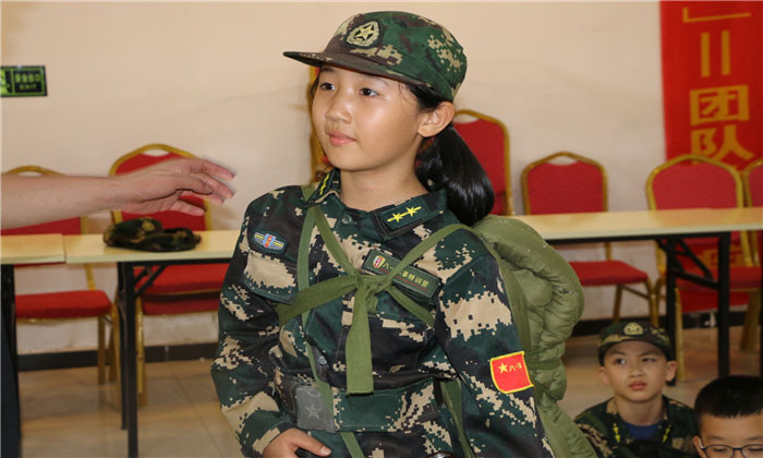 女營員身上負重了