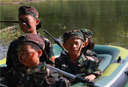 營(yíng)員們一起玩劃艇