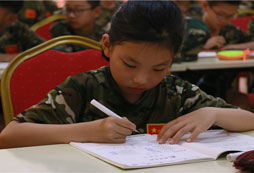 孩子在刻苦的寫作業(yè)