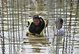 八一軍旅夏令營團(tuán)隊互助精彩時刻