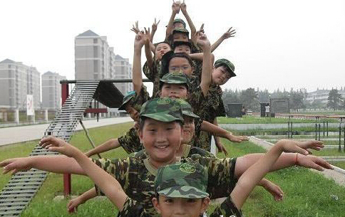 八一軍事夏令營的千手觀音