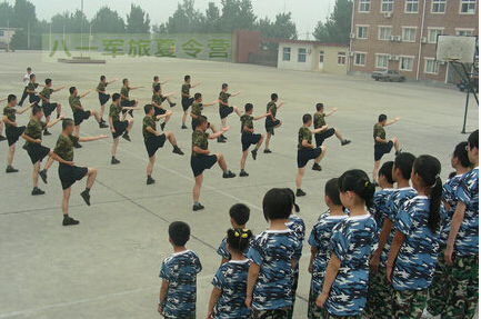 八一軍事夏令營讓我們的生活很充實