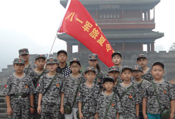 參加八一軍事夏令營全面提高孩子的綜合能力