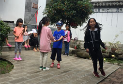 與小伙伴玩耍