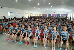 青少年參加沖鋒號(hào)軍事夏令營(yíng)的意義