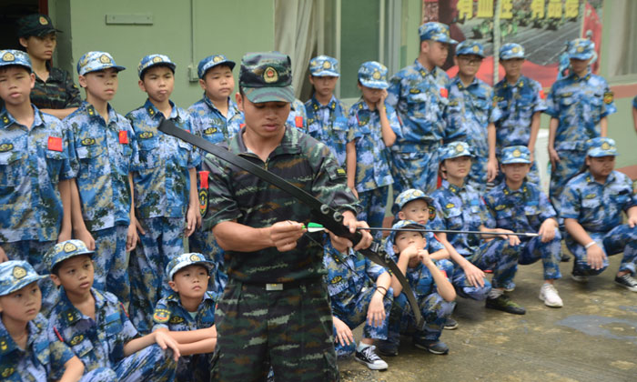 參加常德軍訓(xùn)夏令營練就堅忍意志！