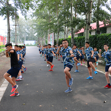 參加長(zhǎng)沙軍事夏令營(yíng)體驗(yàn)最熱血的青春
