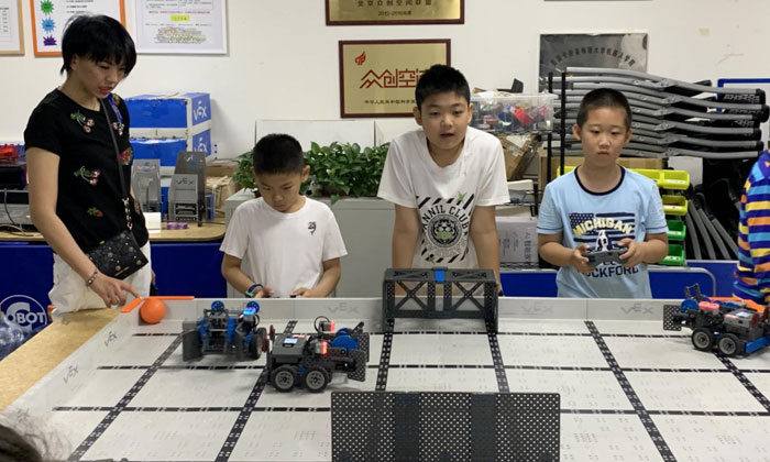 青少年參加潮汕機(jī)器人夏令營有什么優(yōu)勢呢？.jpg