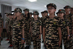 參加承德軍事夏令營提高青少年的綜合素質(zhì)！