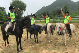 來承德中學生夏令營教你讓馬兒跑步