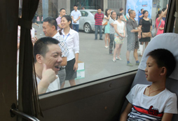 克制熊孩子，不妨“以強(qiáng)制強(qiáng)”