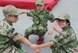 成都中小學(xué)生軍訓(xùn)夏令營(yíng)教孩子改掉壞習(xí)慣！