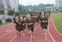 參加成都軍事拓展夏令營養(yǎng)出堅(jiān)強(qiáng)的陽光好少年