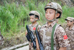 參加郴州軍事夏令營豐富學(xué)生假期!