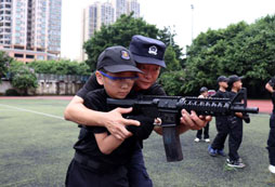 郴州軍事夏令營讓學(xué)生學(xué)習(xí)軍人嚴(yán)于律己!
