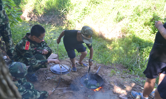 參加軍事吃苦夏令營讓孩子變懂事