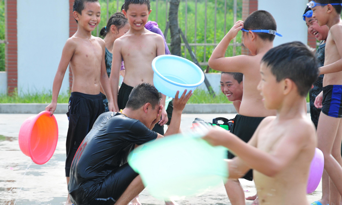 中小學(xué)生吃苦夏令營(yíng)