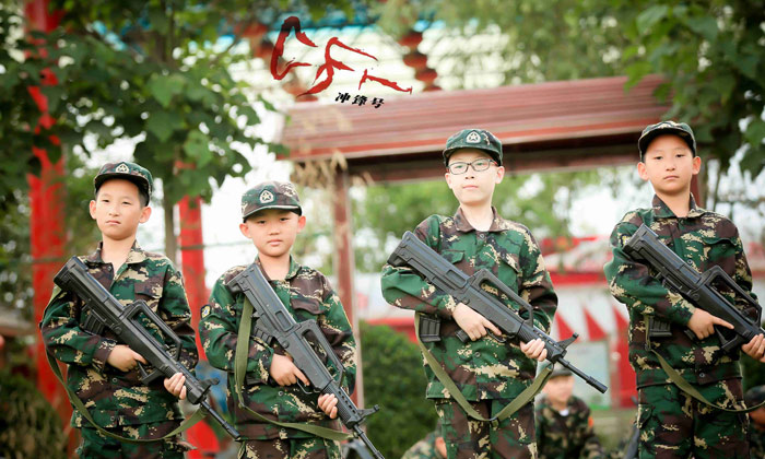 擺好姿勢(shì)的學(xué)員們