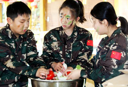 清洗蔬菜的學(xué)員們