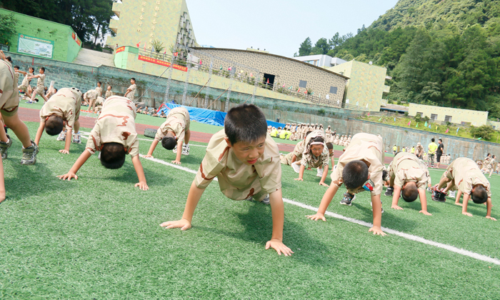 重慶軍事夏令營(yíng)報(bào)名多少錢