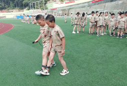 重慶軍事夏令營讓孩子挑戰(zhàn)自我