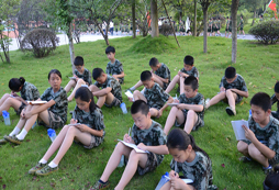 關(guān)注留守兒童互助10天的軍事化管理夏令營