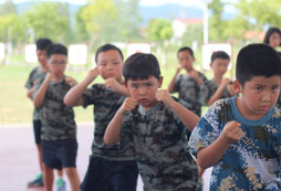 滁州軍事夏令營(yíng)的學(xué)員野外訓(xùn)練瞬間