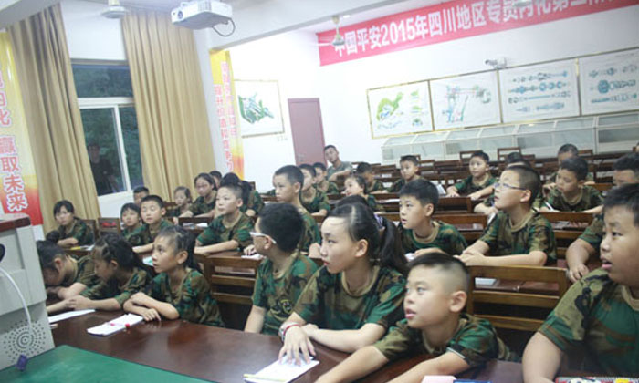 我們的生活老師給營(yíng)員們講國(guó)學(xué)