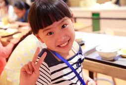 自信的女孩兒