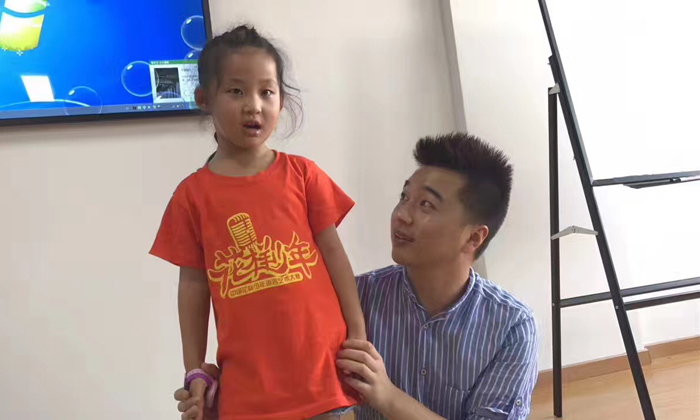 小女生的才藝表演