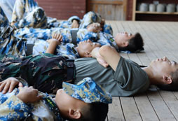 躺下休息
