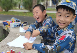 笑的開心