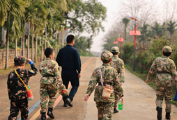 參加海南刀峰拓展夏令營訓練孩子展現(xiàn)軍人風采！