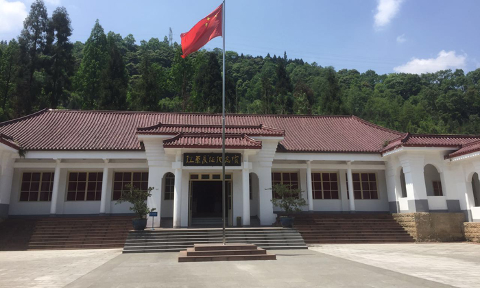 成長(zhǎng)快樂(lè)大本營(yíng)帶領(lǐng)學(xué)員參觀紀(jì)念館