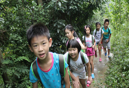 走在山間的小路上