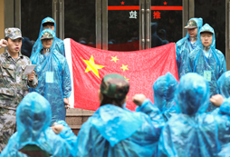 參加登封中學生夏令營體驗真實的軍營生活