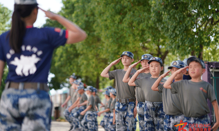 站軍姿，敬軍禮！