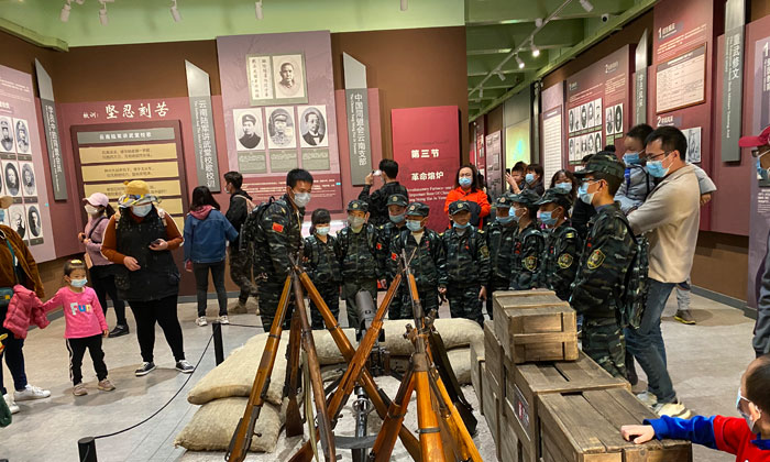 參觀歷史紀(jì)念館