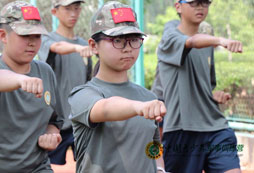 參加?xùn)|北兒童軍事夏令營來一場男子漢之間的較量