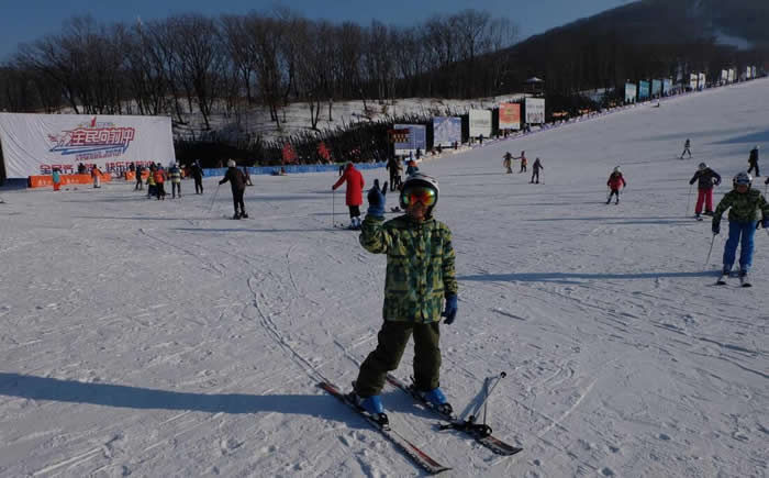 青少年參加東北滑雪營體驗獨一無二的滑雪運動