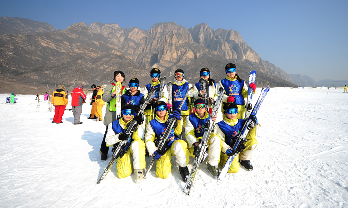 中學(xué)生參加哈爾濱滑雪營讓假期嗨翻天！
