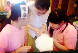 帶領(lǐng)孩子內(nèi)修德才外識禮節(jié)