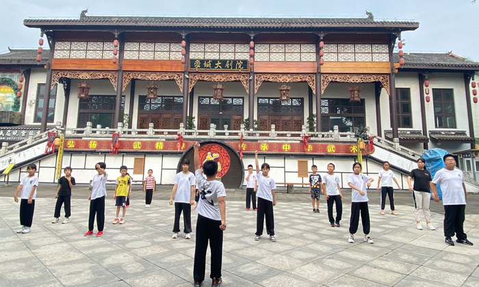 小男生領隊