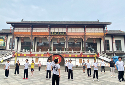 小男生領(lǐng)隊(duì)