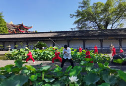 參加峨眉武術(shù)夏令營(yíng)圓孩子大俠夢(mèng)