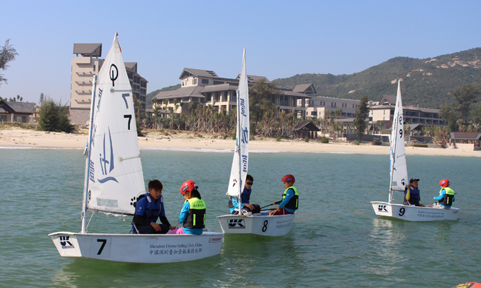 12歲青少年參加帆船夏令營(yíng)豐富假期生活
