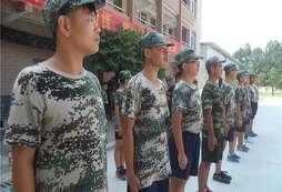 參加防城港兒童夏令營(yíng)體驗(yàn)軍旅生活
