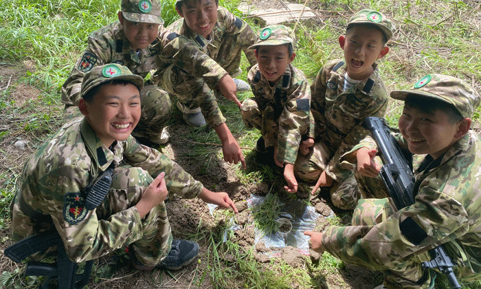 防城港兒童軍事夏令營(yíng).gif
