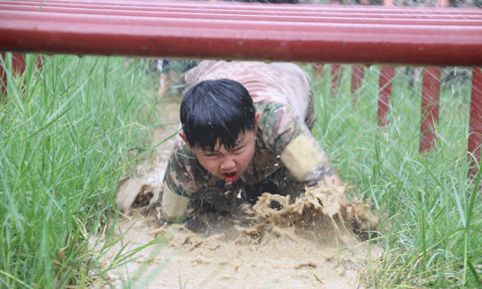 防城港小學(xué)生軍事夏令營(yíng).gif