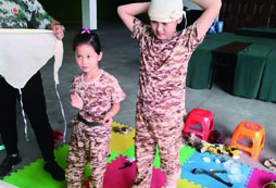 和小妹妹一起玩